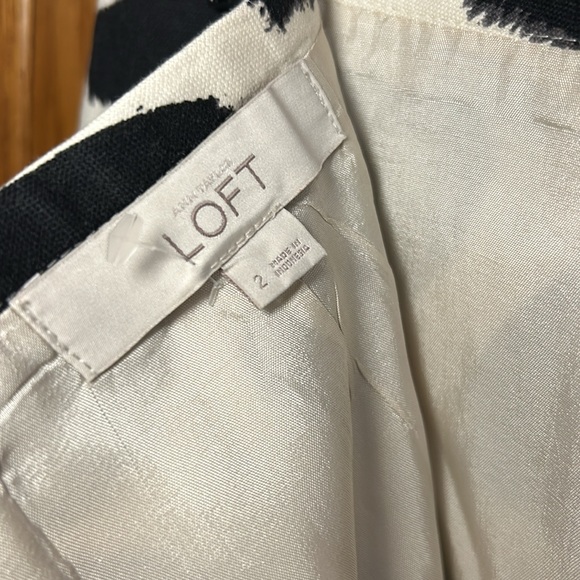 LOFT Giraffe Print Pencil Skirt - Size 2 - Picture 3 of 3